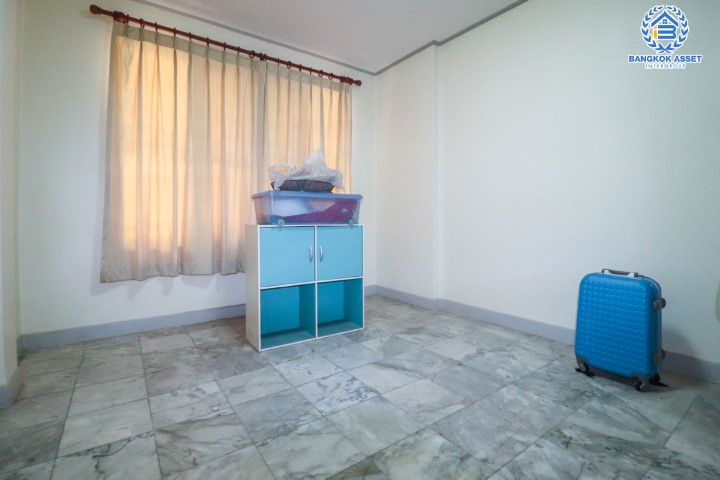 *****บ้านเดี่ยวมือสอง ม.บ้านภาณุ ปิ่นเกล้า-ตลิ่งชัน เนื้อที่กว้างขวางเกือบ 58 ตร.ว. ฟังก์ชัน 3 ห้องนอน 3 ห้องน้ำ ที่จอดรถ 2 คัน บ้านหลังใหญ่ สภาพสสวยงาม ตั้งอยู่ใกล้ทะเลสาบส่วนกลางของหมู่บ้าน การเดินทางสะดวกสบาย เชื่อมต่อถนนกาญจนาภิเษก ใกล้รถไฟฟ้าสายสีน้ำเงิน "สถานีแยกไฟฉาย" และทางด่วน "ศรีรัช" จองเลยวันนี้!